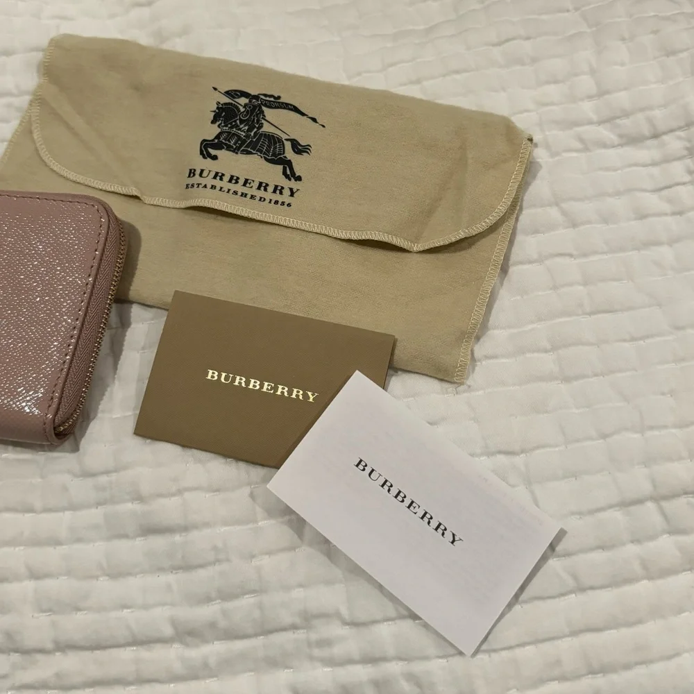 Authentic BURBERRY patent wallet in dusty/heather pink - Picture 5 of 11